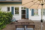 Terrasse mit Tisch und Sonnenschirm - Haus am Schilf - Wohnung 5 - Top-Hundeurlaub