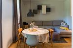 Gemütliches Wohnzimmer mit Sofa und Esstisch - Haus am Schilf - Wohnung 1 - Top-Hundeurlaub