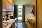 Moderne Küche mit Essbereich und großen Fenstern - Haus am Schilf - Wohnung 1 - Top-Hundeurlaub