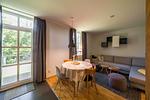 Helles Wohnzimmer mit Tisch und Sofa - Haus am Schilf - Wohnung 1 - Top-Hundeurlaub