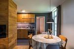 Moderne Küche mit Esstisch und Holzregalen - Haus am Schilf - Wohnung 1 - Top-Hundeurlaub