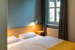 Helles Schlafzimmer mit zwei Betten - Haus am Schilf - Wohnung 1 - Top-Hundeurlaub