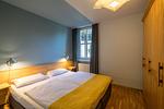 Gemütliches Schlafzimmer mit Doppelbett und Fenster - Haus am Schilf - Wohnung 1 - Top-Hundeurlaub
