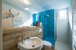 Modernes Badezimmer mit Dusche und Waschbecken - Haus am Schilf - Wohnung 1 - Top-Hundeurlaub