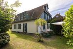 Außenansicht eines Hauses mit Garten und Terrasse - Haus am Schilf - Wohnung 1 - Top-Hundeurlaub