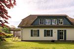 Außenansicht eines Hauses mit Garten und Terrasse - Haus am Schilf - Wohnung 1 - Top-Hundeurlaub