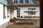 Terrasse mit Tisch und Sonnenschirm - Haus am Schilf - Wohnung 1 - Top-Hundeurlaub