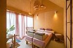 Schlafzimmer mit stilvollem Doppelbett und Leseecke - Haus am Schilf - Wohnung 1 - Top-Hundeurlaub