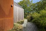 Terrasse mit Liegestuhl und Pflanzen - Haus am Schilf - Wohnung 1 - Top-Hundeurlaub