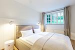 Schlafzimmer mit Doppelbett und Fenster - Hoop - Top-Hundeurlaub