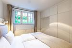Helles Schlafzimmer mit Doppelbett und Fenster - Hoop - Top-Hundeurlaub