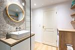 Modernes Badezimmer mit elegantem Waschbecken und Spiegel - Hoop - Top-Hundeurlaub