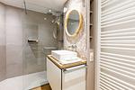 Modernes Badezimmer mit Dusche und Waschbecken - Hoop - Top-Hundeurlaub