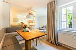 Moderne Küche mit Holz-Essbereich - Hoop - Top-Hundeurlaub