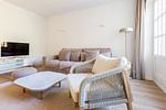 Gemütliches Wohnzimmer mit Sofa und Fernseher - Hoop - Top-Hundeurlaub