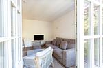 Moderner Wohnbereich mit Sofa und Fernseher - Hoop - Top-Hundeurlaub