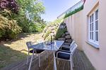 Terrasse mit Tisch und Stühlen im Garten - Hoop - Top-Hundeurlaub