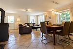 Gemütliches Wohnzimmer mit Sofa und Esstisch - Künstlerhaus Rosenthal 01 - Top-Hundeurlaub