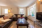 Gemütliches Wohnzimmer mit Sofas und Fenster - Künstlerhaus Rosenthal 01 - Top-Hundeurlaub
