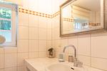 Modernes Badezimmer mit Waschbecken und Fenster - Künstlerhaus Rosenthal 01 - Top-Hundeurlaub