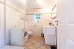 Modernes Badezimmer mit Dusche und Waschmaschine - Künstlerhaus Rosenthal 01 - Top-Hundeurlaub