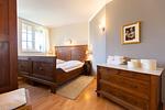 Schlafzimmer mit Holzbetten und Nachttischen - Künstlerhaus Rosenthal 01 - Top-Hundeurlaub