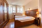 Helles Schlafzimmer mit zwei Einzelbetten - Künstlerhaus Rosenthal 01 - Top-Hundeurlaub