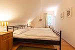 Schlafzimmer mit zwei Einzelbetten und Holzkommode - Künstlerhaus Rosenthal 01 - Top-Hundeurlaub