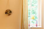 Dekoratives Fenster mit Vasen und Kranz - Künstlerhaus Rosenthal 01 - Top-Hundeurlaub