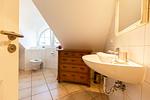 Helles Badezimmer mit Waschbecken und Holzkommode - Künstlerhaus Rosenthal 01 - Top-Hundeurlaub
