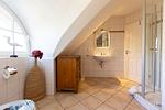 Badezimmer mit Dusche und Holzschrank - Künstlerhaus Rosenthal 01 - Top-Hundeurlaub
