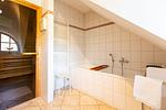 Badezimmer mit Badewanne und Sauna - Künstlerhaus Rosenthal 01 - Top-Hundeurlaub