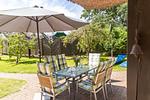 Terrasse mit Tisch und Sonnenliege - Künstlerhaus Rosenthal 01 - Top-Hundeurlaub