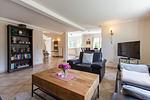 Helles Wohnzimmer mit Sofa und Fernseher - Künstlerhaus Rosenthal 02 - Top-Hundeurlaub