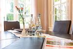 Küchenansicht mit Tisch und Getränken. - Künstlerhaus Rosenthal 02 - Top-Hundeurlaub