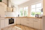 Helle moderne Küche mit Kochfeld und Fenstern - Künstlerhaus Rosenthal 02 - Top-Hundeurlaub