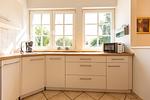 Helle Küche mit modernen Geräten und Fenster - Künstlerhaus Rosenthal 02 - Top-Hundeurlaub
