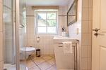 Helles Badezimmer mit Dusche und Waschbecken - Künstlerhaus Rosenthal 02 - Top-Hundeurlaub