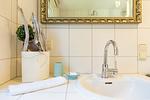 Modernes Badezimmer mit Waschbecken und Spiegel - Künstlerhaus Rosenthal 02 - Top-Hundeurlaub