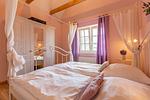 Gemütliches Schlafzimmer mit Doppelbett und Kleiderschrank - Künstlerhaus Rosenthal 02 - Top-Hundeurlaub