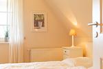 Gemütliches Schlafzimmer mit weißem Bett - Künstlerhaus Rosenthal 02 - Top-Hundeurlaub