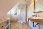 Helles Badezimmer mit Dusche und Waschbecken - Künstlerhaus Rosenthal 02 - Top-Hundeurlaub