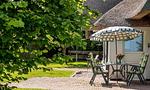 Terrasse mit Tisch und Stühlen - Künstlerhaus Rosenthal 02 - Top-Hundeurlaub
