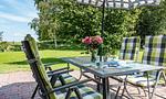 Terrasse mit Tisch und Sonnenschirm - Künstlerhaus Rosenthal 02 - Top-Hundeurlaub