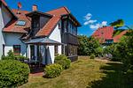 Außenansicht eines Hauses mit Garten und Terrasse - Nele Nelsson Hus, Landhaus Haven Höövt - Top-Hundeurlaub