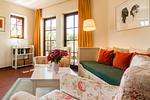 Helles Wohnzimmer mit Couch und Bücherregal - Nele Nelsson Hus, Landhaus Haven Höövt - Top-Hundeurlaub