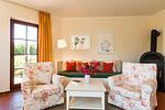 Helles Wohnzimmer mit gemütlichen Sesseln - Nele Nelsson Hus, Landhaus Haven Höövt - Top-Hundeurlaub