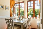 Helle Küche mit Esstisch und großen Fenstern - Nele Nelsson Hus, Landhaus Haven Höövt - Top-Hundeurlaub