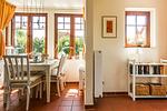 Helle Küche mit Esstisch und Stühlen - Nele Nelsson Hus, Landhaus Haven Höövt - Top-Hundeurlaub