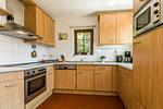 Moderne Küche mit Holzschränken und Fenster - Nele Nelsson Hus, Landhaus Haven Höövt - Top-Hundeurlaub